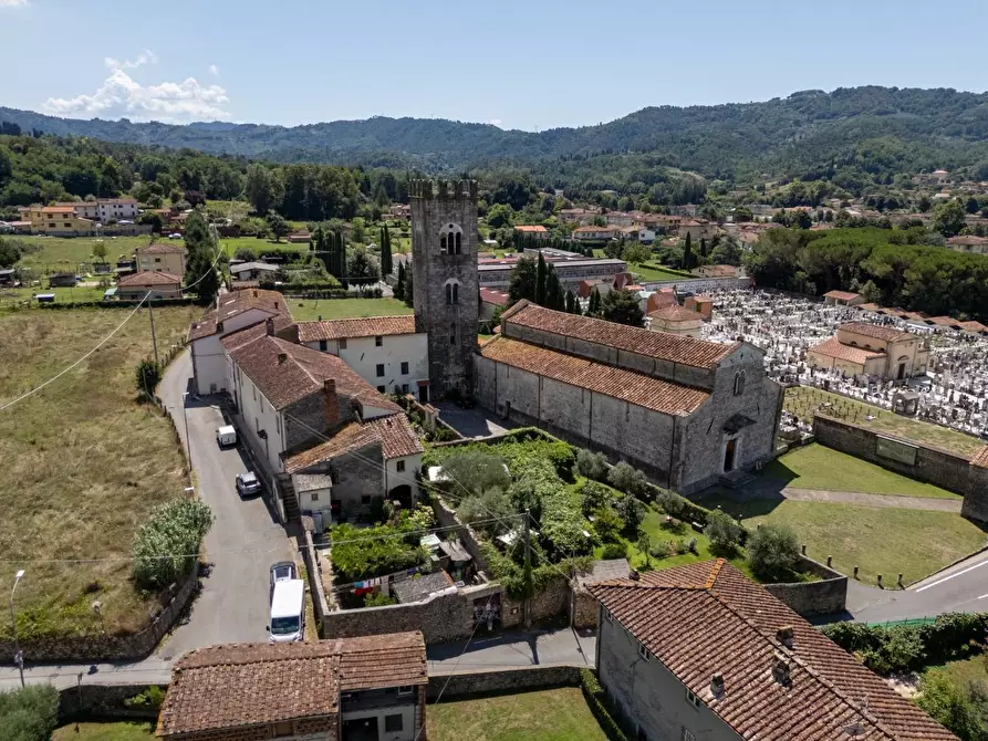 Immagine 38 di Casa colonica in vendita  a Camaiore