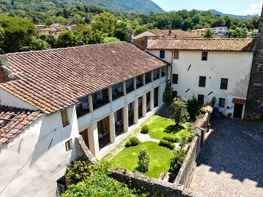 Immagine 1 di Casa colonica in vendita  a Camaiore