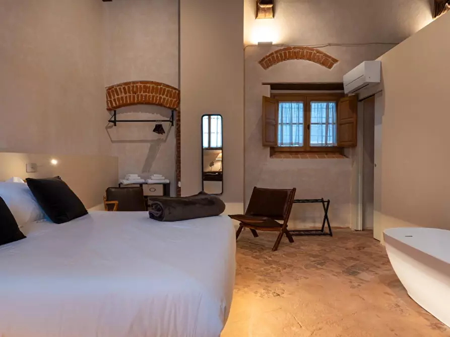 Immagine 18 di Casa colonica in vendita  a Camaiore