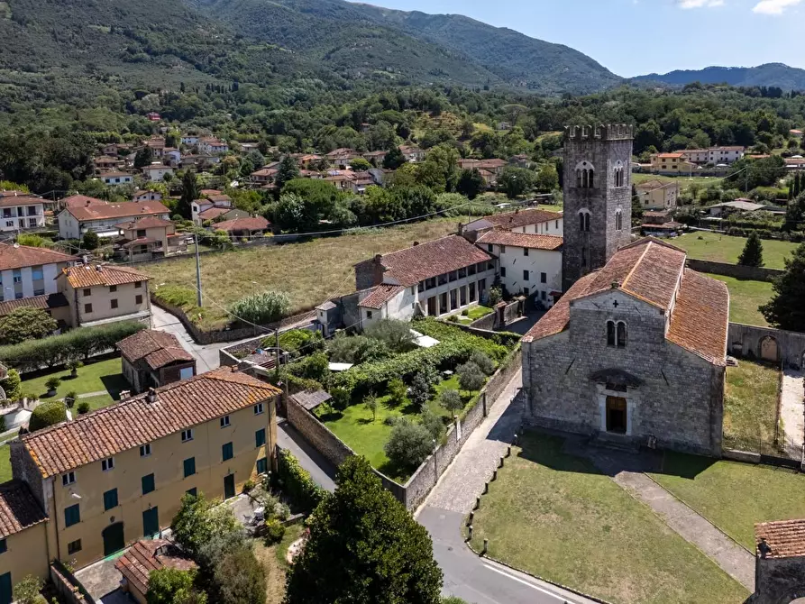 Immagine 35 di Casa colonica in vendita  a Camaiore