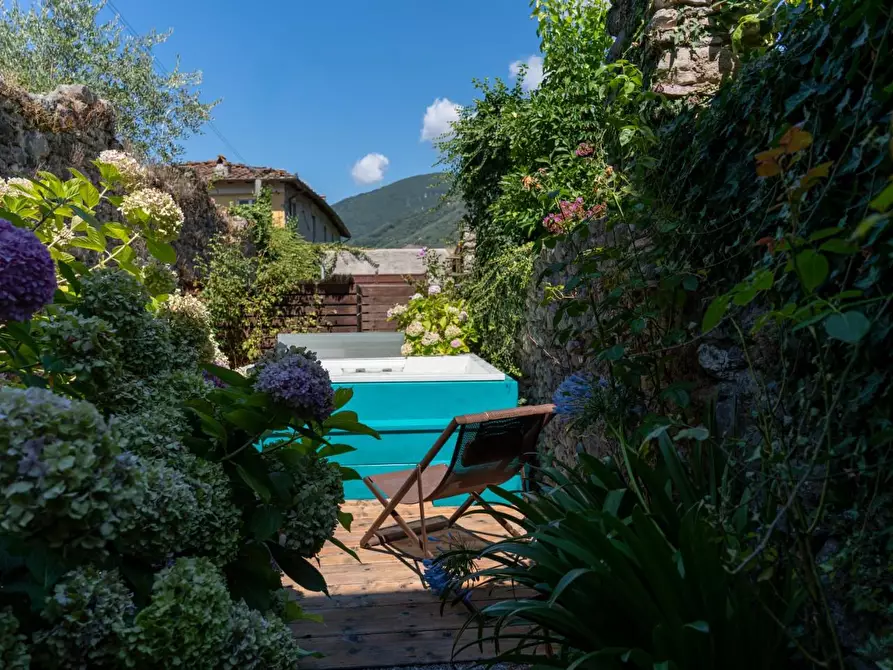 Immagine 11 di Casa colonica in vendita  a Camaiore