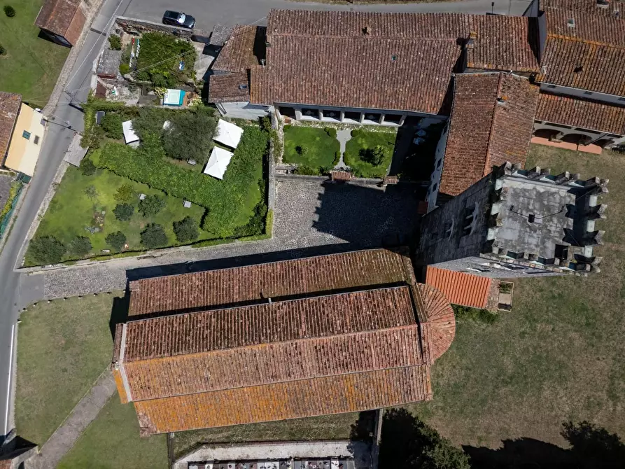 Immagine 36 di Casa colonica in vendita  a Camaiore