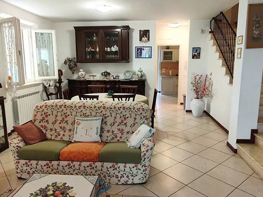 Immagine 1 di Casa bifamiliare in vendita  a Camaiore