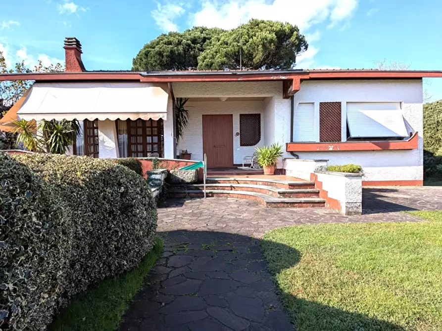 Immagine 1 di Villa in vendita  a Barga