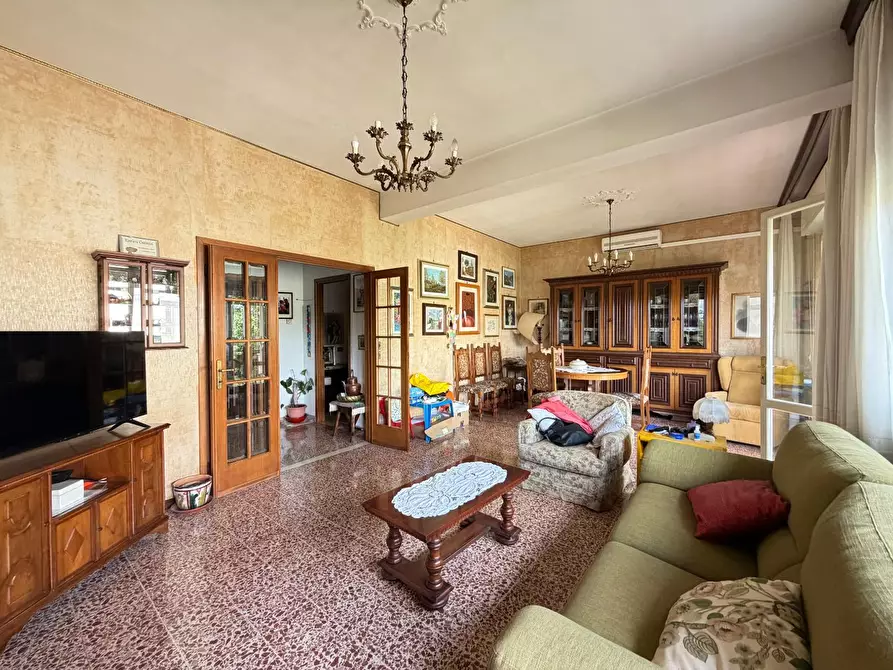 Immagine 3 di Appartamento in vendita  a Lucca