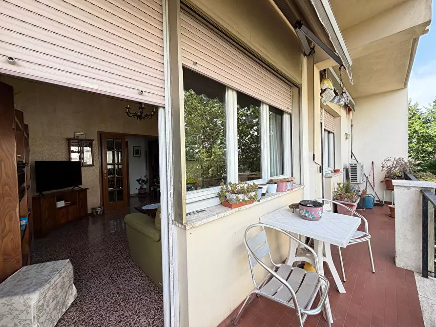 Immagine 11 di Appartamento in vendita  a Lucca