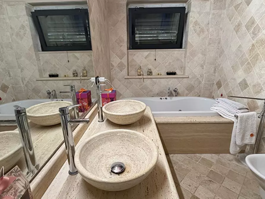 Immagine 25 di Villa in vendita  a Carrara