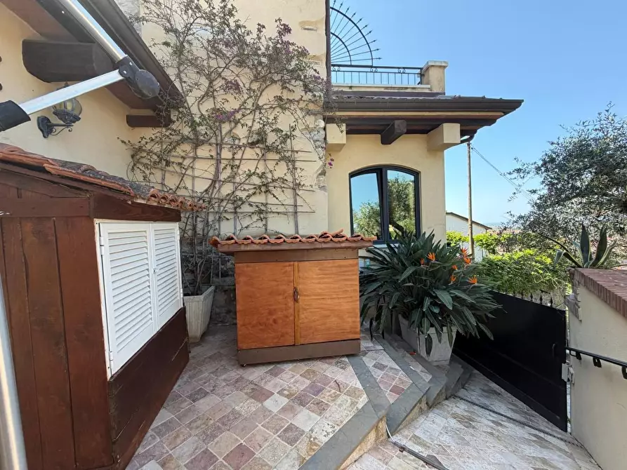 Immagine 3 di Villa in vendita  a Carrara