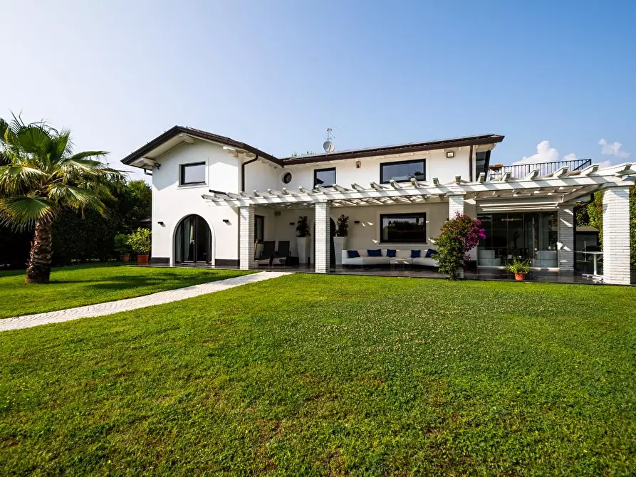 Immagine 6 di Villa in vendita  a Pietrasanta