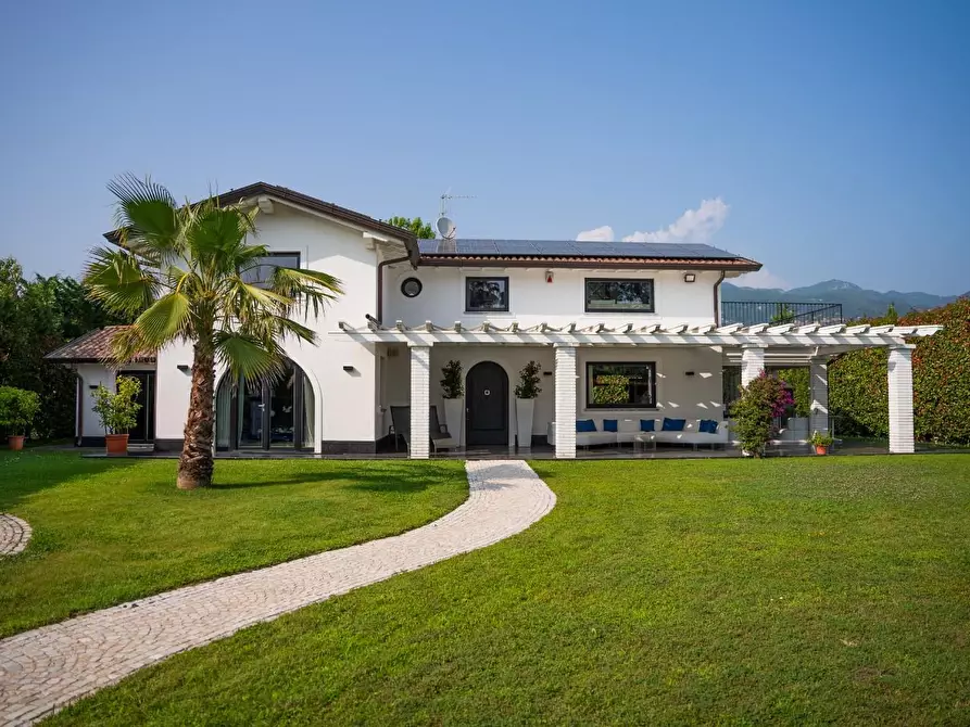 Immagine 1 di Villa in vendita  a Pietrasanta
