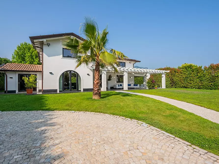 Immagine 2 di Villa in vendita  a Pietrasanta