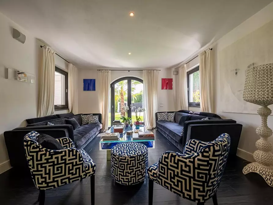Immagine 8 di Villa in vendita  a Pietrasanta