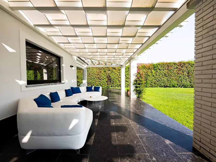 Immagine 4 di Villa in vendita  a Pietrasanta