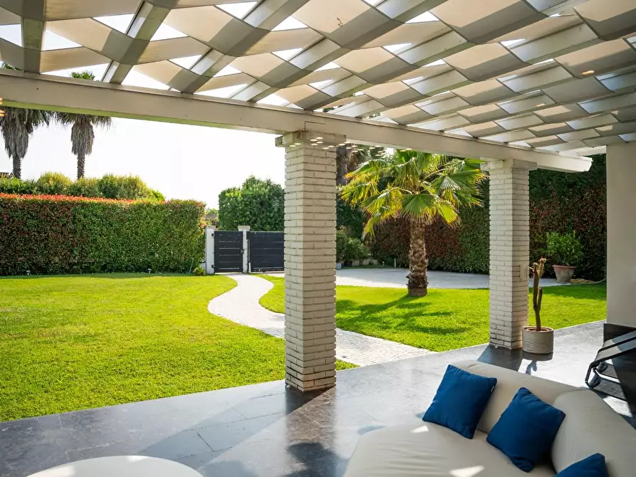 Immagine 3 di Villa in vendita  a Pietrasanta