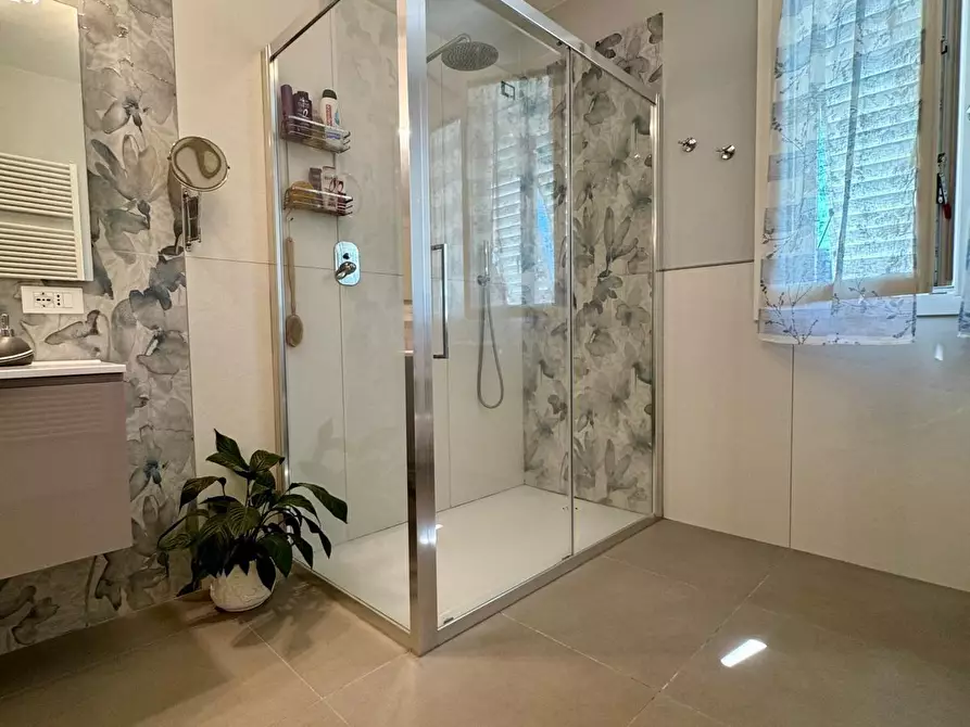 Immagine 11 di Villa in vendita  a Lucca