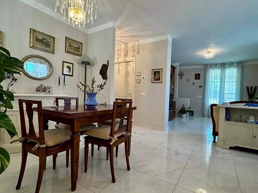 Immagine 5 di Villa in vendita  a Lucca
