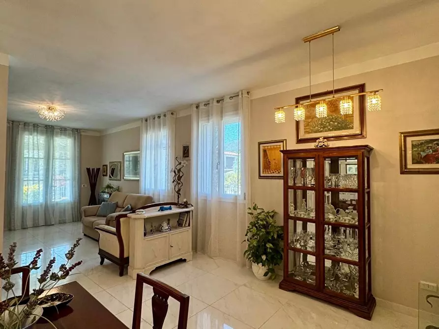 Immagine 1 di Villa in vendita  a Lucca