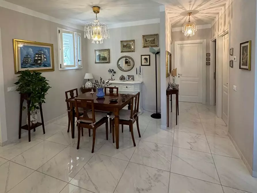 Immagine 7 di Villa in vendita  a Lucca