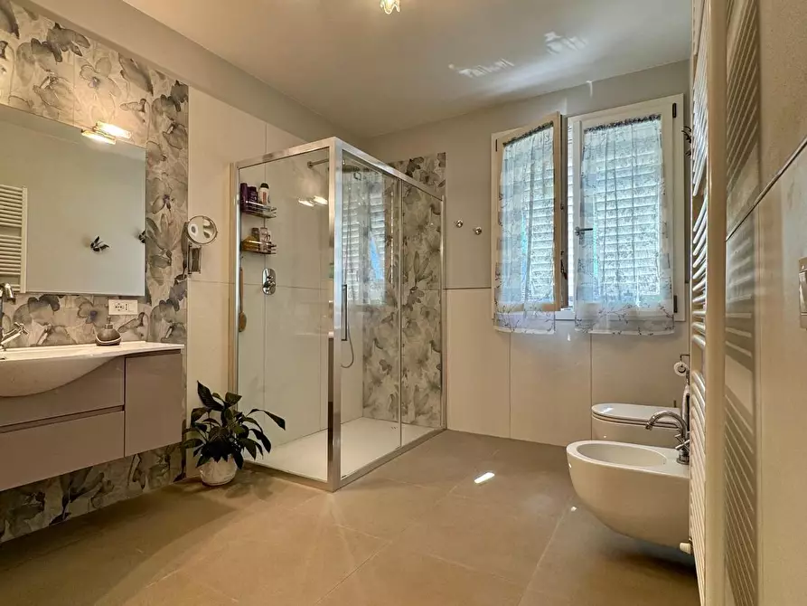 Immagine 12 di Villa in vendita  a Lucca