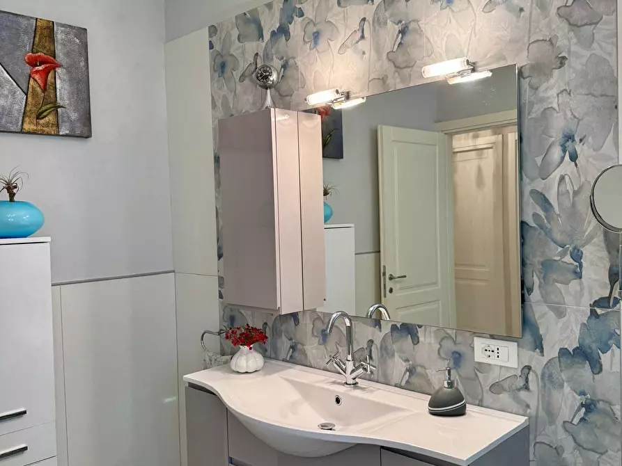 Immagine 9 di Villa in vendita  a Lucca