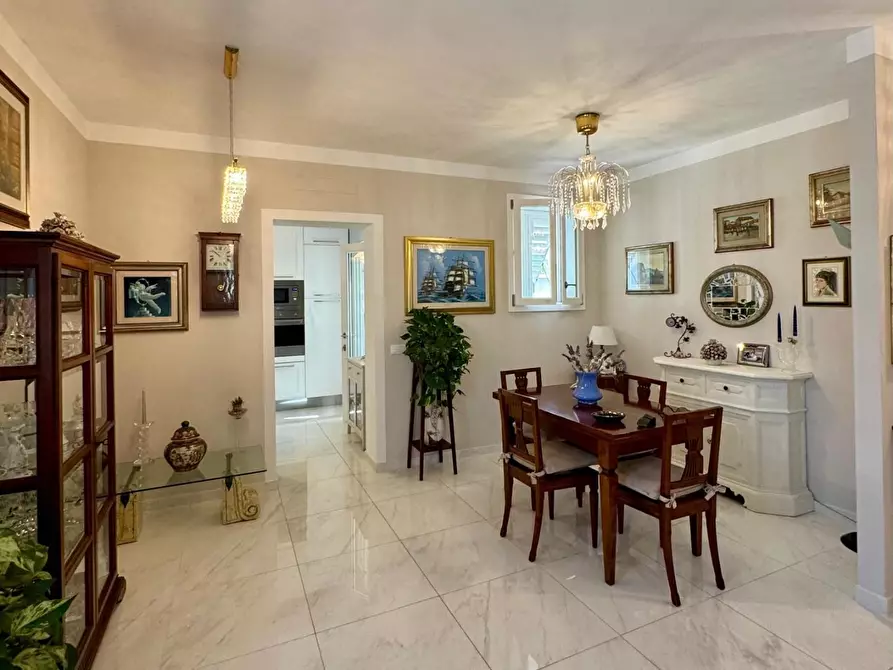 Immagine 2 di Villa in vendita  a Lucca