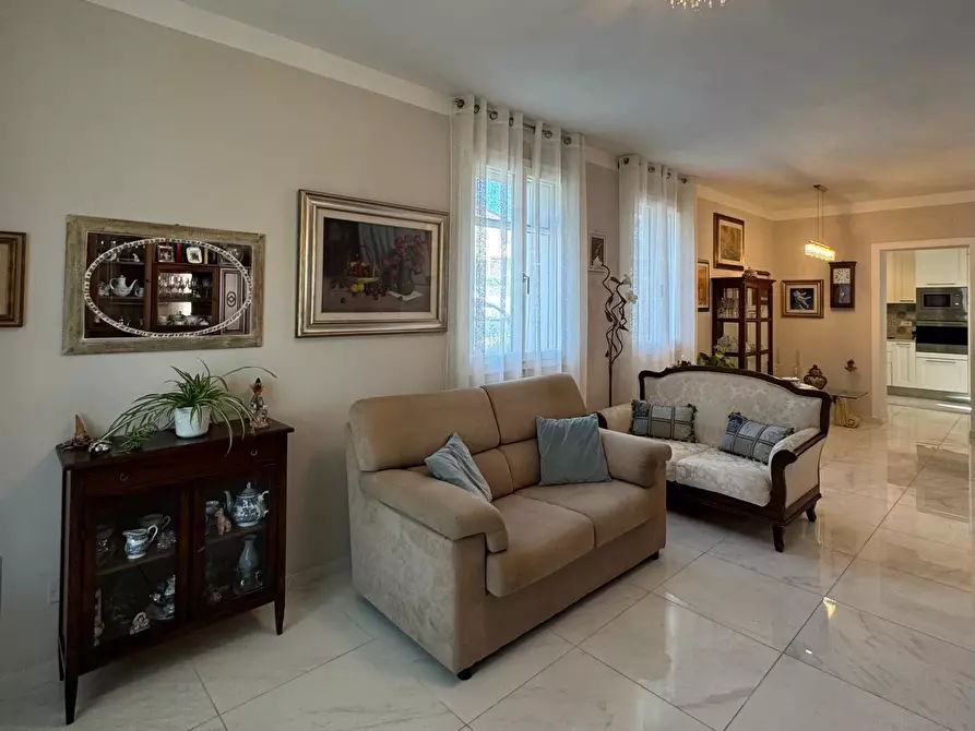 Immagine 3 di Villa in vendita  a Lucca