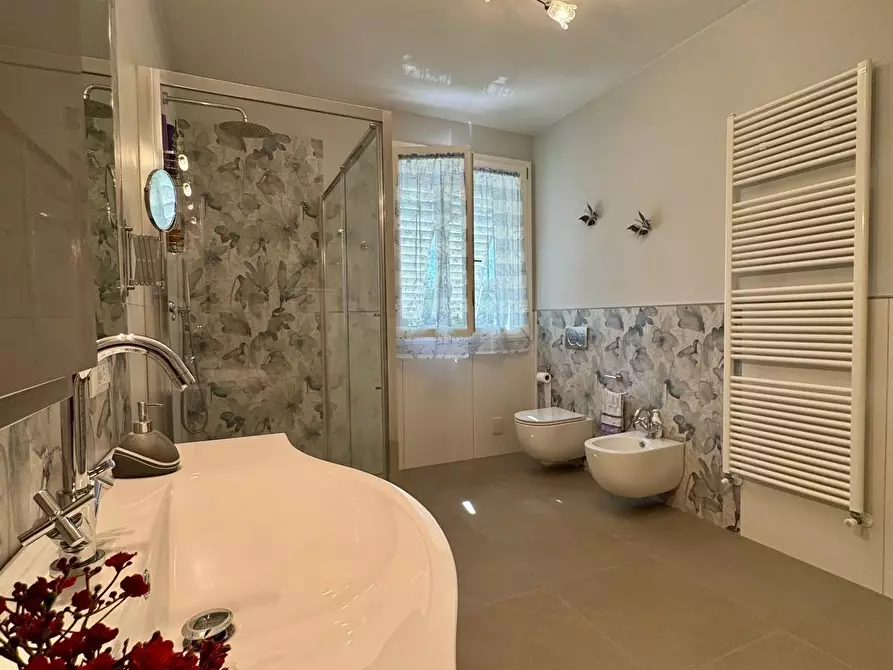 Immagine 10 di Villa in vendita  a Lucca