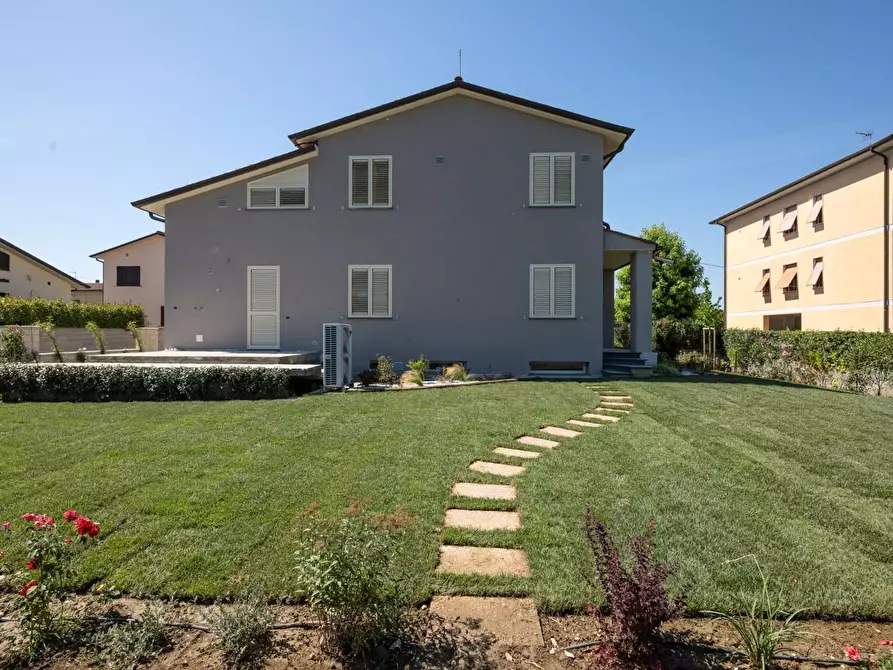 Immagine 2 di Villa in vendita  a San Giuliano Terme