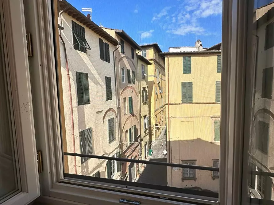 Immagine 13 di Appartamento in vendita  a Lucca