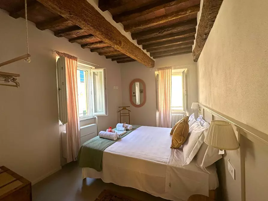 Immagine 11 di Appartamento in vendita  a Lucca