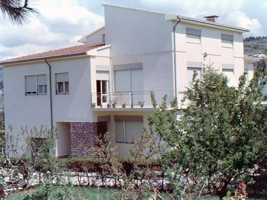 Immagine 2 di Villa in vendita  a Campiglia Marittima