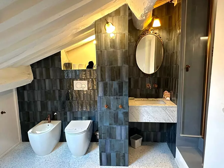Immagine 37 di Appartamento in vendita  a Lucca