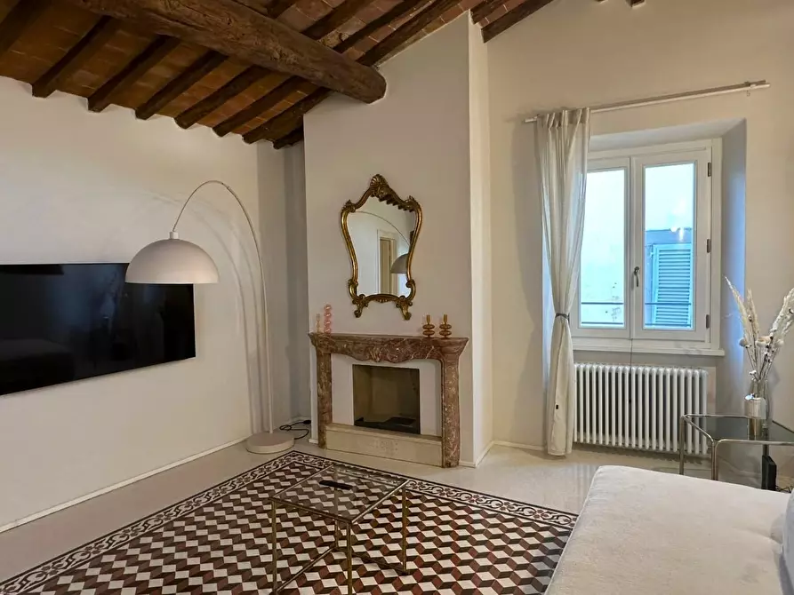 Immagine 11 di Appartamento in vendita  a Lucca
