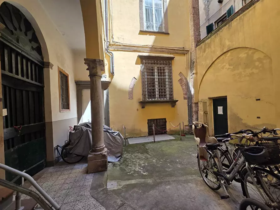 Immagine 25 di Appartamento in vendita  a Lucca