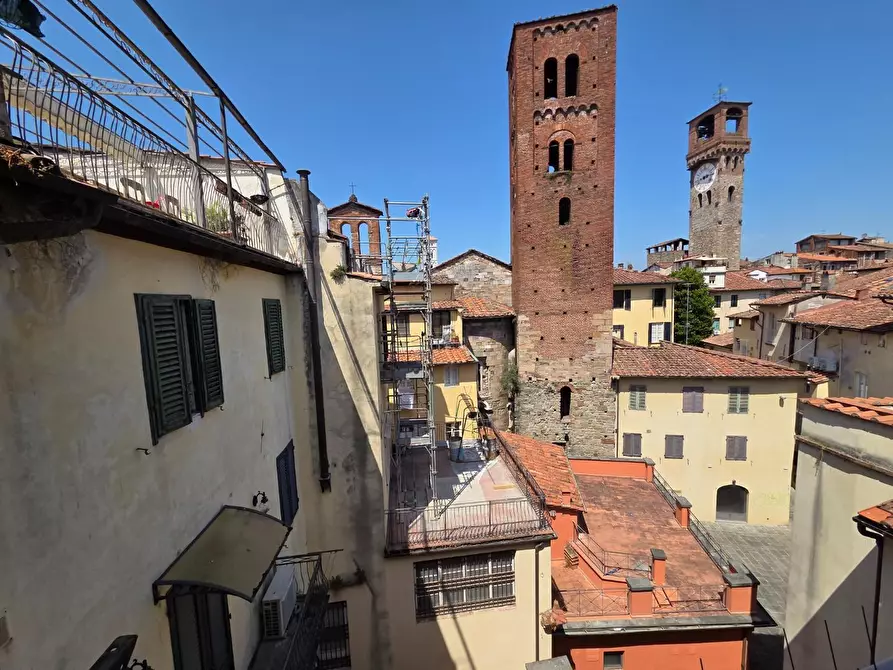Immagine 11 di Appartamento in vendita  a Lucca