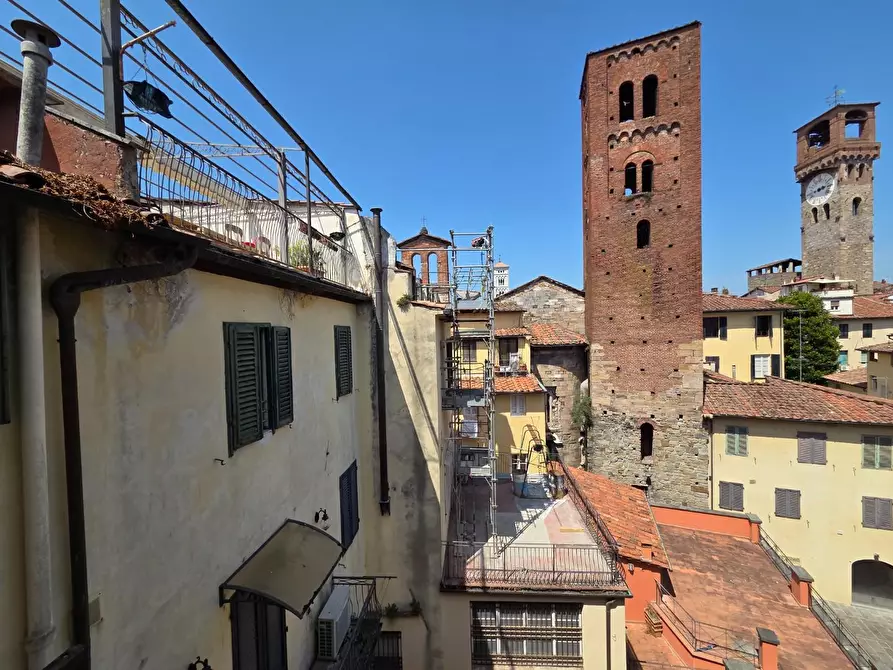 Immagine 12 di Appartamento in vendita  a Lucca