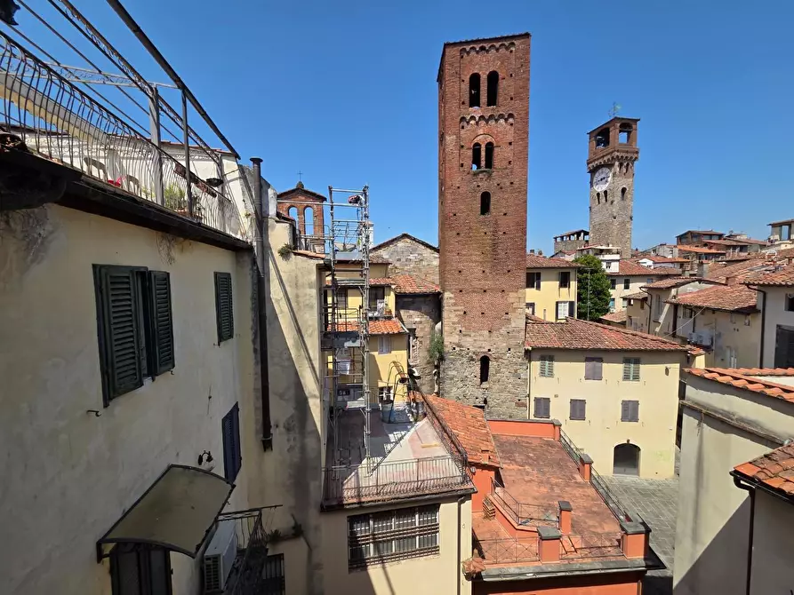 Immagine 10 di Appartamento in vendita  a Lucca