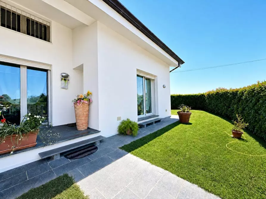 Immagine 1 di Casa indipendente in vendita  a Lucca