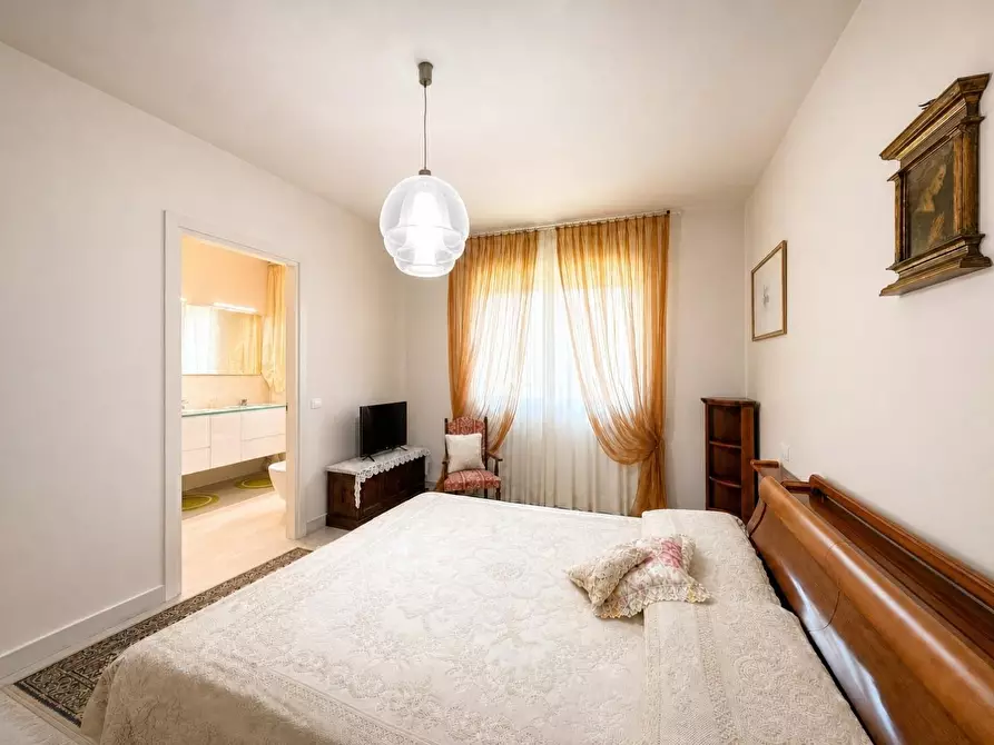 Immagine 16 di Casa indipendente in vendita  a Lucca