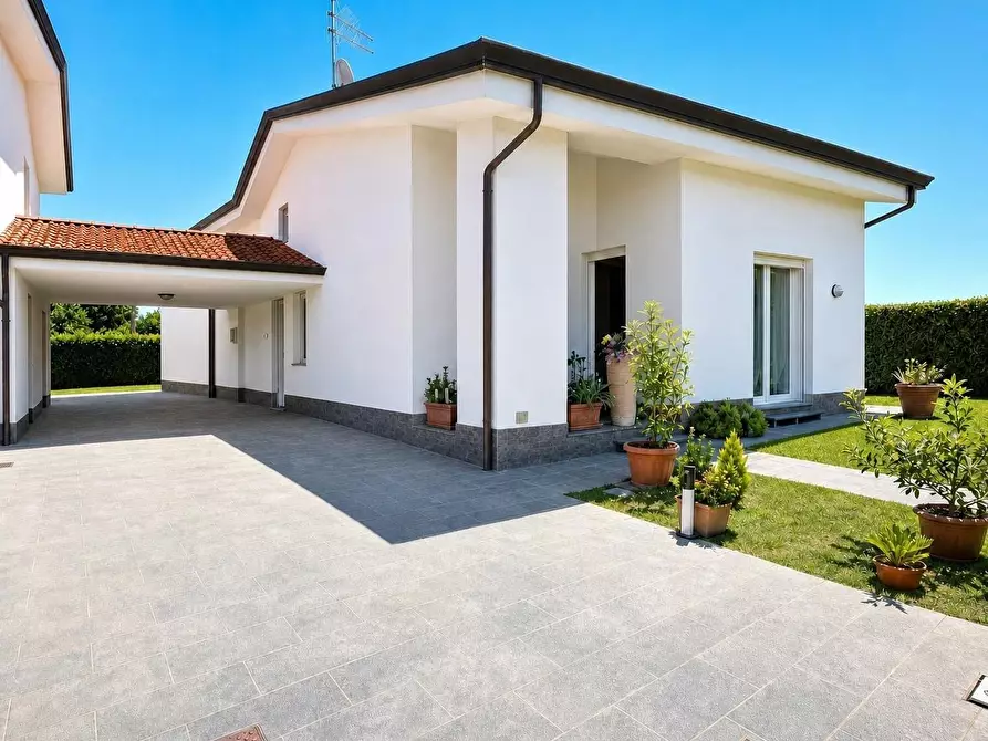 Immagine 2 di Casa indipendente in vendita  a Lucca