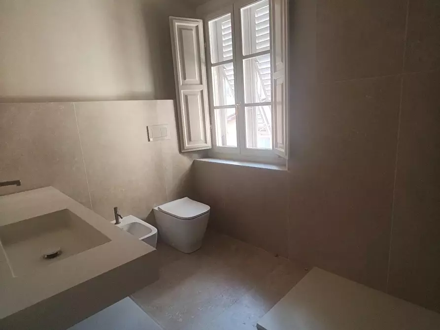 Immagine 9 di Appartamento in vendita  a Lucca
