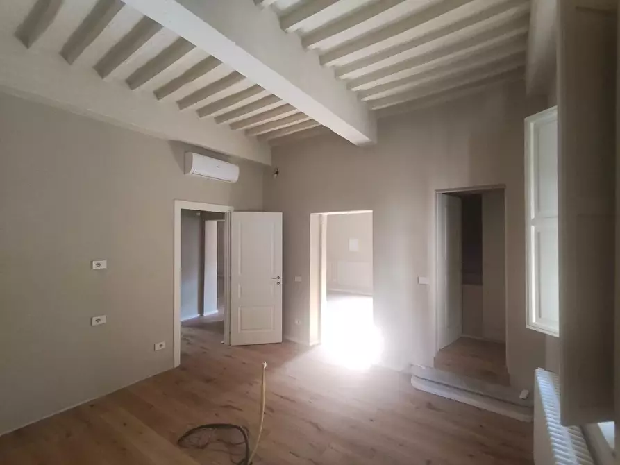 Immagine 30 di Appartamento in vendita  a Lucca