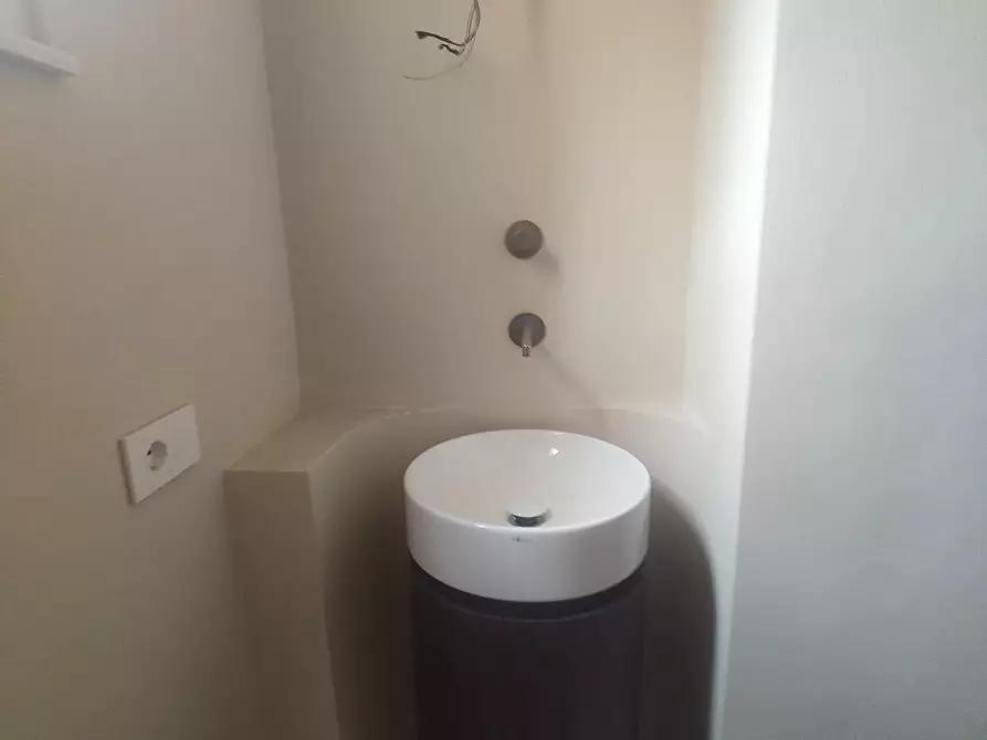 Immagine 21 di Appartamento in vendita  a Lucca