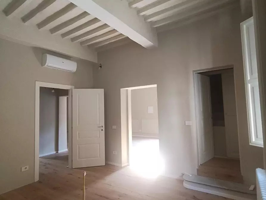 Immagine 29 di Appartamento in vendita  a Lucca