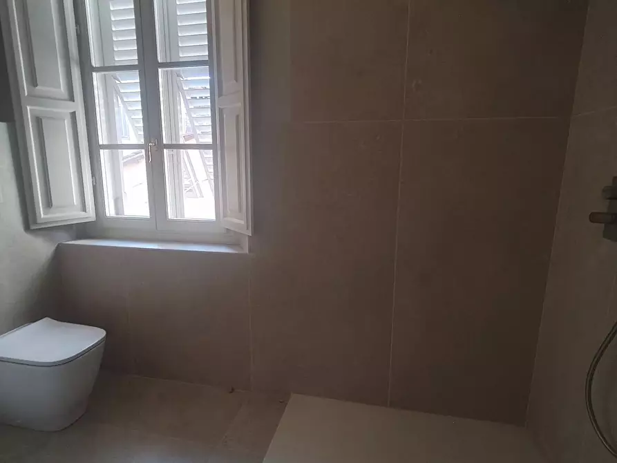 Immagine 25 di Appartamento in vendita  a Lucca