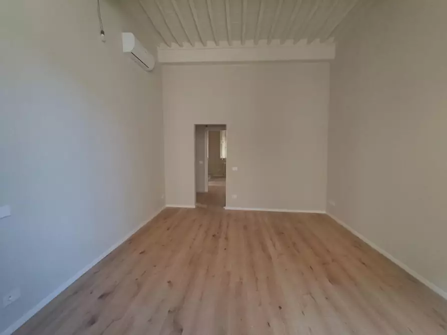Immagine 5 di Appartamento in vendita  a Lucca