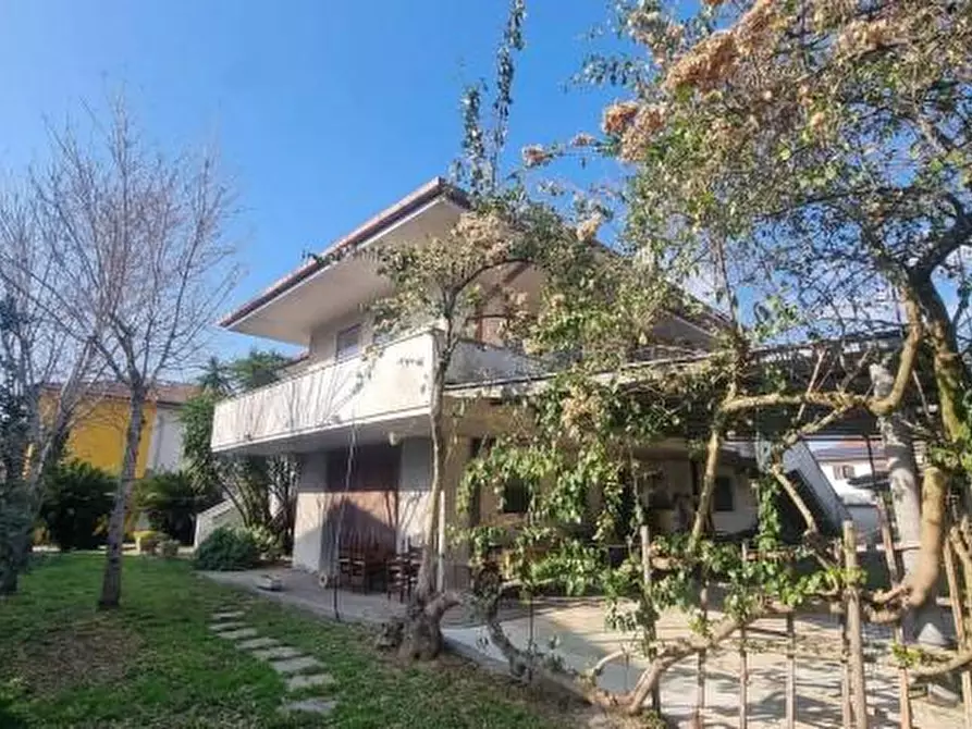 Immagine 6 di Villa in vendita  a Pisa