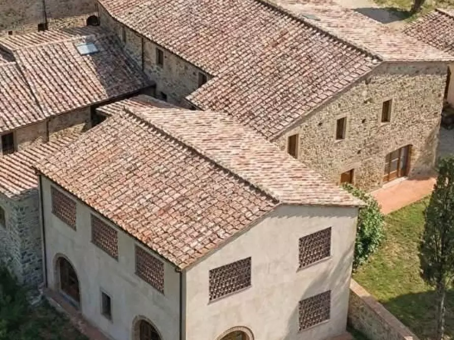 Immagine 2 di Villa in vendita  a Siena