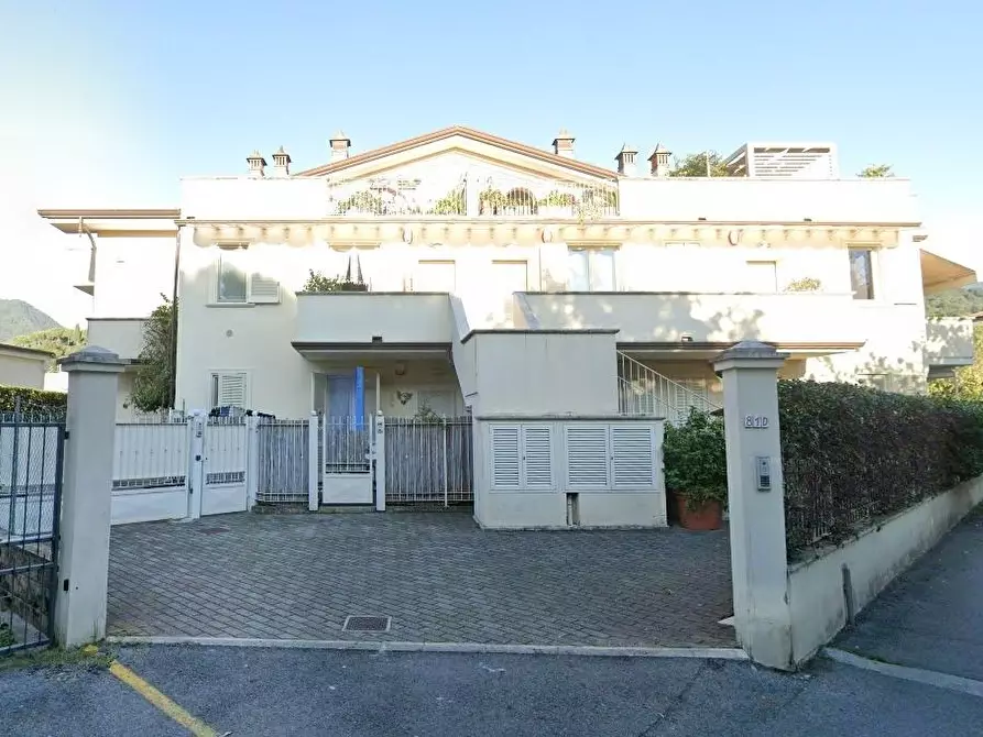 Immagine 1 di Appartamento in vendita  a Massa