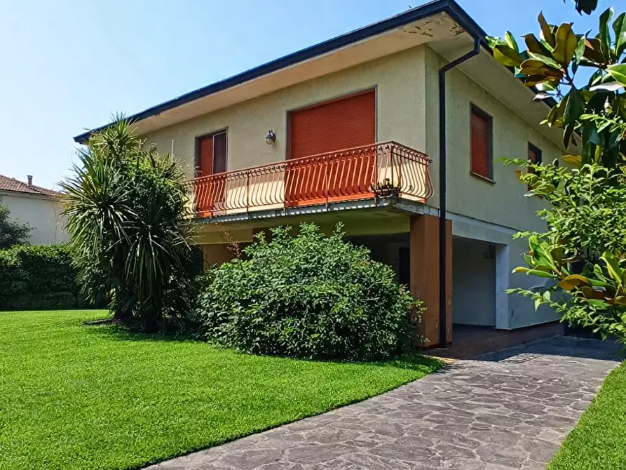 Immagine 1 di Casa bifamiliare in vendita  a Lucca